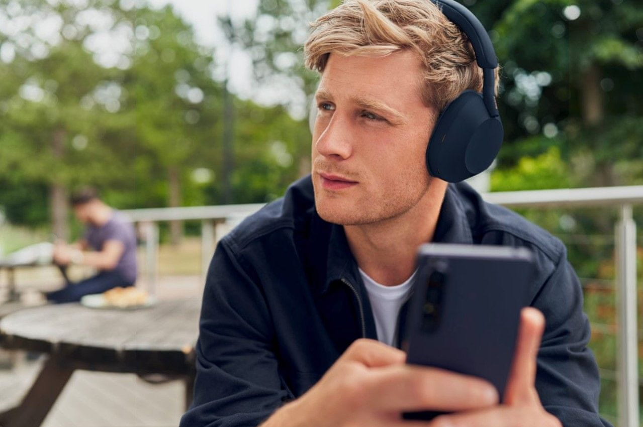  moderní bezdrátová Bluetooth sluchátka sony wh1000xm5 skvělý zvuk anc technologie výdrž až 30 h na nabití čisté handsfree hovory ovládání aplikací hlasoví asistenti 