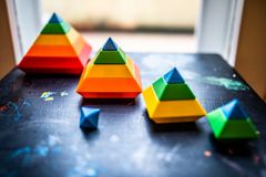 Kebo Toys Wedge-it - Skládací pyramida - duhové barvy (15 dílků)