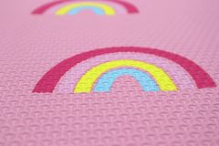 Dětský pěnový koberec Pink rainbows – na ven i na doma 100x140