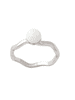 Opálový prsten s kulatým bílým opálem a vlnitou obroučkou ve velikostech 56 a 58