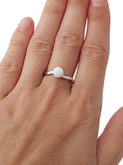 ibeauty Opálový prsten s kulatým bílým opálem a vlnitou obroučkou ve velikostech 56 a 58