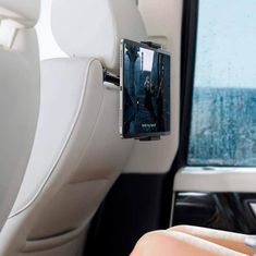Netscroll Automobilový držák pro tablet nebo telefon, váš tablet bude bezpečně připevněn, nastavitelné úhly, ideální pro sledování filmů v autě, otvor pro nabíjení, rychlá montáž, TabletHolder