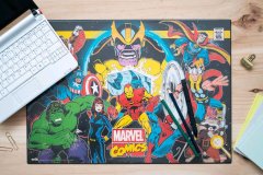 CurePink Podložka na psací stůl Marvel Comics: Retro koláž (49,5 cm x 34,5 cm)