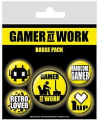 CurePink Placky Gaming: Gamer At Work Set 5 kusů (průměr 25 mm, 38 mm)