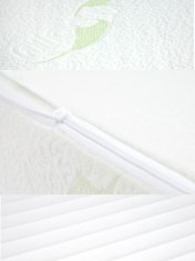Sensillo Kojenecký polštář - klín bílý Luxe s aloe vera 30x38 cm do kočárku