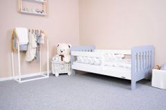 NEW BABY Dětská postel se zábranou ERIK 140x70 cm bílo-šedá