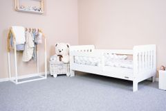 NEW BABY Dětská postel se zábranou ERIK 140x70 cm bílá