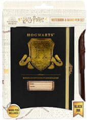 CurePink Poznámkový blok s propiskou v grafice hůlky Harry Potter: Štít Bradavic (blok 14,8 x 19 cm)