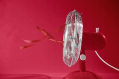 SWAN Stolní ventilátor Retro červený