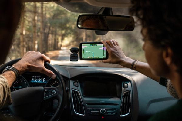 GPS navigáció TomTom GO Navigator 6 hüvelykes kijelző kompakt méret minőségi autós navigáció sebesség radar színes témák tartó bluetooth kapcsolat wifi tomtom közlekedési térkép frissítések útvonal panel útvonalterv hangvezérlés világtérképek gyorsabb térképfrissítés TomTom érintőképernyős térkép HD felbontás Wifi Bluetooth hangvezérlés 3D épületek