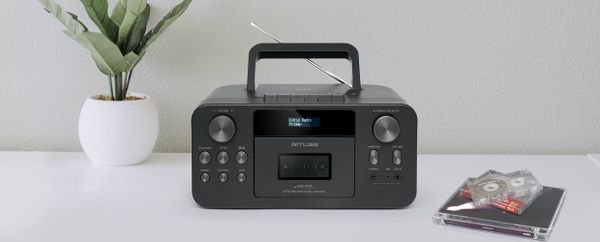klasický radiomagnetofon muse M-182DB kazetový přehrávač CD mechanice přehrávání CD i kazet Bluetooth připojení bluetooth streamování hudby moderní LCD displej držadlo fm tuner držadlo baterie elektrická síť mikrofon reproduktor aux in vstup