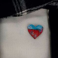AMADEA Dřevěná brož barevné srdce, 4,5 cm