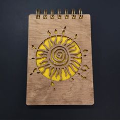 AMADEA Dřevěný zápisník A6 - slunce
