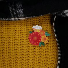AMADEA Dřevěná brož barevné květy, 5 cm