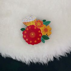 AMADEA Dřevěná brož barevné květy, 5 cm