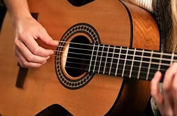 krásná klasická kytara Ortega RSTC5M-3/4 dětská typ kytary skvělá pro začátečníky krásná povrchová úprava pohodlné hraní