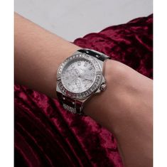 Guess Dámské analogové hodinky Onyaos stříbrná Univerzální