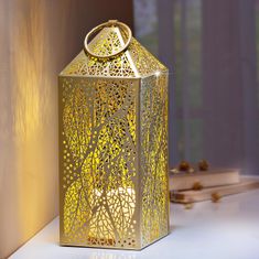 Weltbild Weltbild Kovová lucerna Gold s LED svíčkou