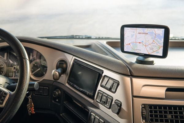 TomTom GO Expert Plus GPS navigáció Alacsony kibocsátási zóna figyelmeztetés Sávvezetés nagy teljesítményű navigáció hivatásos járművezetők számára nagyméretű járművekhez intuitív navigáció nagy felbontás több járműprofil továbbfejlesztett vizuális jelzések gyors wifi sebességmérő kamerák tartó tiszta hang a legfrissebb világtérképek világtérképek gyorsabb térképfrissítések TomTom térképek érintőképernyő HD felbontás Wi-Fi Bluetooth hangvezérlés 3D konstrukció