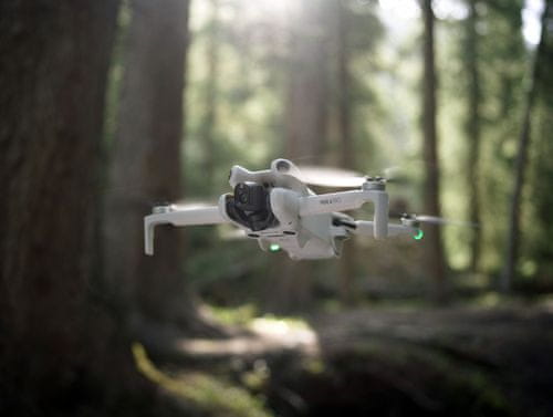 Dron DDJI Mini 4 Pro špičkový dron výkonný kompaktní dron kompaktní rozměry nízká váha malý výkonný dron, vysoká rychlost, bezpečný let, detekce překážek, zabezpečení, 4K UHD video 60 fps, HDR kvalita HDR vzdálenost až 20 km kvalitní snímač zoom noční režim noční záběry z dronu slomo videa digitální zoom snímání překážek všemi směry vertikální natáčení silná baterie kompaktní rozměry kompaktní dron 48Mpx, velký dosah, 3osá stabilizace