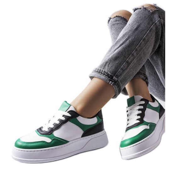 Bílé a zelené boty se silnější podrážkou