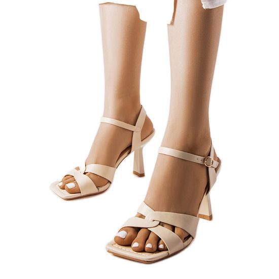 Béžové sandály na jehlovém podpatku s pásky