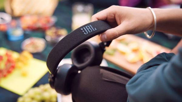  moderné bezdrôtové Bluetooth slúchadlá jbl live 670nc skvelý zvuk handsfree funkcia dlhá výdrž rýchlonabíjania anc technológia pohodlná na ušiach 