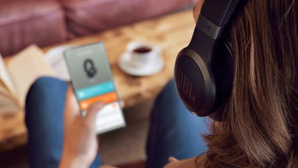  moderní bezdrátová Bluetooth sluchátka jbl live 770nc skvělý zvuk handsfree funkce dlouhá výdrž rychlonabíjení anc technologie pohodlná na uších 