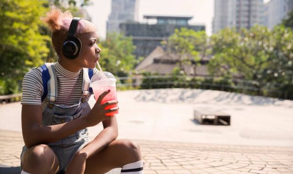  moderní bezdrátová Bluetooth sluchátka jbl live 770nc skvělý zvuk handsfree funkce dlouhá výdrž rychlonabíjení anc technologie pohodlná na uších 