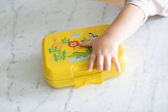 Koziol Svačinový box pro děti CANDY L HARRY, organic, žlutá barva
