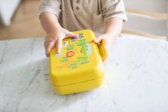 Koziol Svačinový box pro děti CANDY L HARRY, organic, žlutá barva