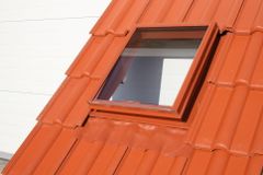 Vše pro střechu Střešní vikýř UNIVERZÁL - pro všechny typy střešních krytin 60x60 cm. Výlezové okno s horním otevíráním, polykarbonát, cihlová