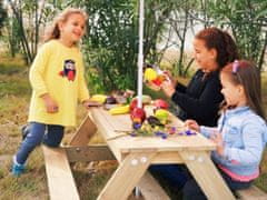 Dětský dřevěný stůl s lavicemi a slunečníkem