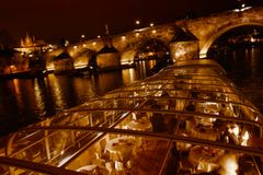 Allegria večeře na prosklené lodi s živou hudbou Praha
