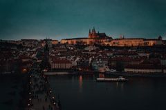 Allegria večeře na prosklené lodi s živou hudbou Praha