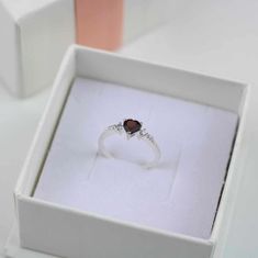 Klenoty Amber Luxusní stříbrný prsten s granátem a topazy Srdíčko Velikost: 52