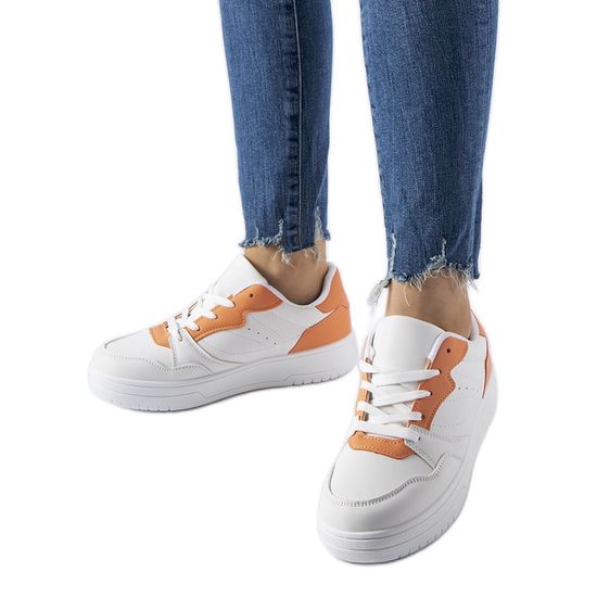 Bílé boty s oranžovými akcenty