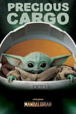 CurePink Plakát Star Wars|Hvězdné Války TV seriál The Mandalorian: Precious Cargo - mladý Yoda (61 x 91,5 cm)