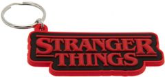 CurePink Gumový přívěsek na klíče - klíčenka Stranger Things: Logo (4,5 x 6 cm)