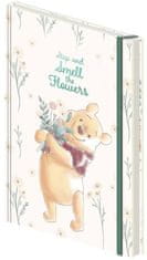 CurePink Poznámkový A5 blok Disney|Winnie The Pooh|Medvídek Pú: Zastavte se a přivoňte ke květům (14,8 x 21 cm)