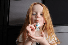 Disney Frozen Ledové království 2 svítící mini panenka Pabbie.