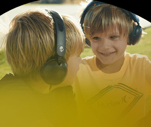  moderní bezdrátová sluchátka skullcandy grom stylové provedení pro děti handsfree kvalitní mikrofon sdílení hudby s kamarádem 