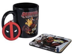 CurePink Dárkový set Marvel|Deadpool: hrnek-přívěsek-tácek (objem hrnku 315 ml|tácek 10 x 10 cm)