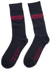 CurePink Dárkový set - hrnek s ponožkami Netflix|Stranger Things: Les (objem 300 ml|EU 41 - 46)