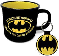 CurePink Dárkový set DC Comics|Batman: Always Be Yourself Unless You Can Be Batman hrnek-přívěsek (objem hrnku 315 ml)