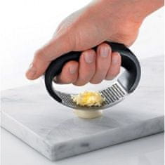 Netscroll Lis na česnek nebo zázvor, rozdrtí česnek za pár sekund, nerezová ocel, pohodlná rukojeť, snadné čištění, vhodný pro česnekové máslo, saláty a další jídla, GarlicSmasher