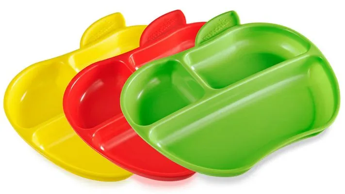 Levně Munchkin Set barevných dělených talířů ve tvaru jablka 3ks