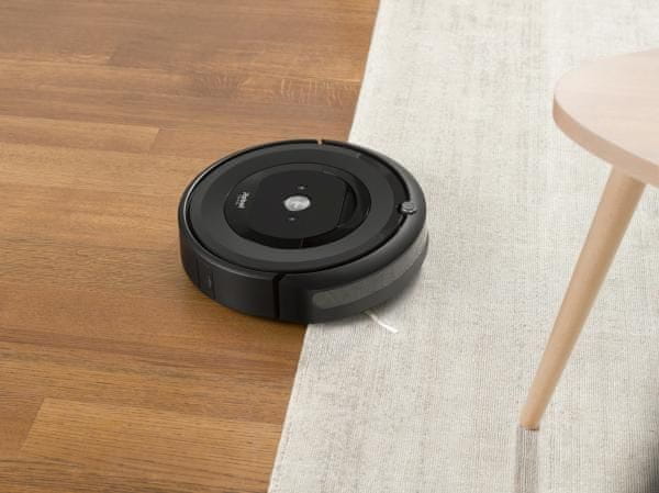 iRobot Roomba E5 akustická detekcia nečistôt systém Dirt Detect