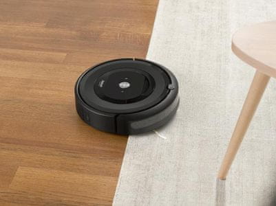 Vysavač iRobot Roomba E5 s třístupňovým čistícím systémem Aero a ovládáním přes aplikaci iRobot HOME