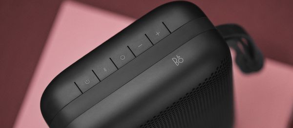 Bezdrátový reproduktor B&O Play Beoplay Speaker P6 multifunkční tlačítko onetouch mikrofon